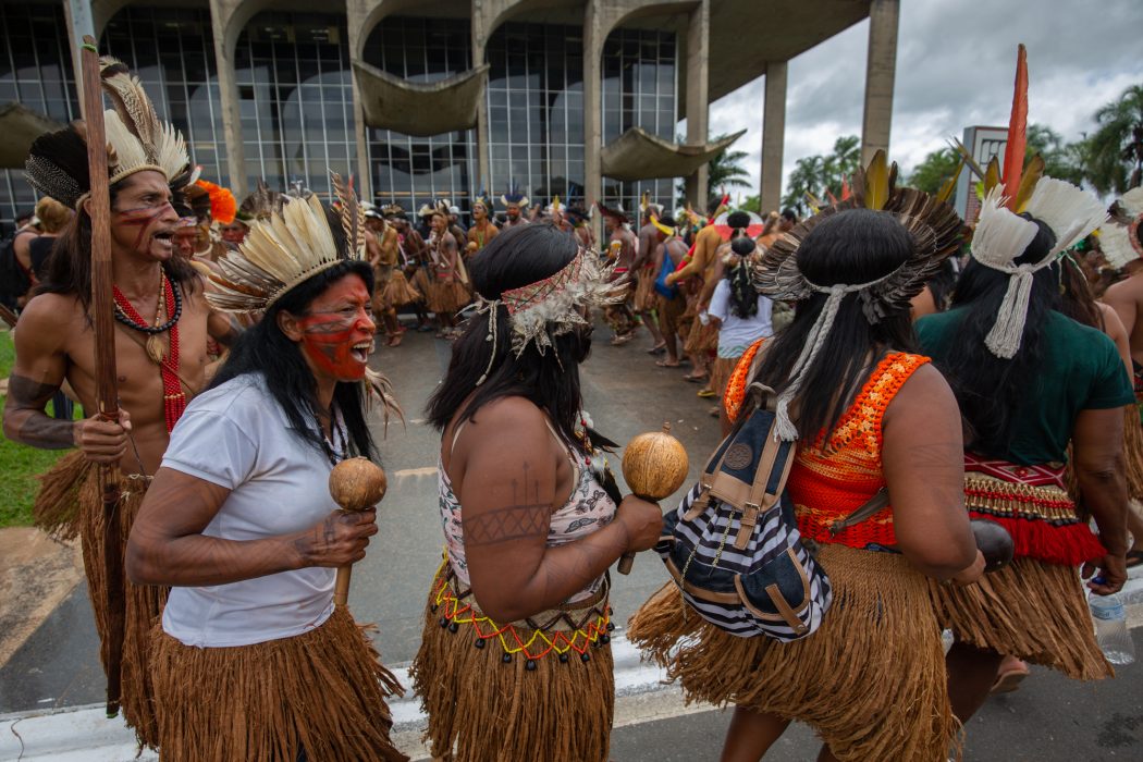 Indígenas manifestam-se em frente ao Ministério da Justiça, que tem devolvido demarcações em estágio avançado à Funai. Foto: Tiago Miotto/Cimi