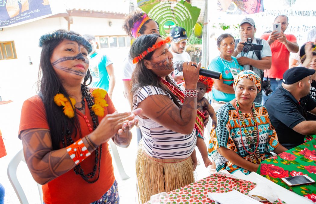 foto: Maria Leusa Munduruku, liderança indígena, discursa no evento Amazônia Centro do Mundo (Lilo Clareto / ISA)