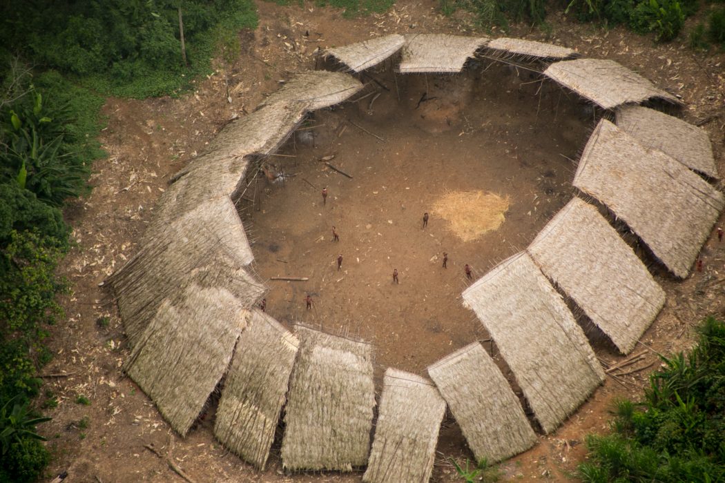 Maloca de indígenas em isolamento voluntário na Terra Indígena Yanomami. Foto: Funai