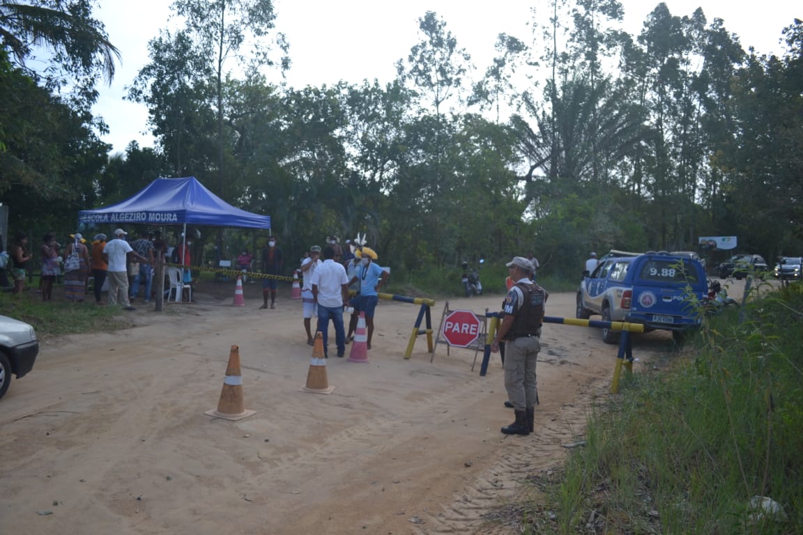 Como medida de proteção contra o coronavírus, povo Pataxó bloqueia a rodovia BA-001, no município de Prado (BA). Foto: povo Pataxó