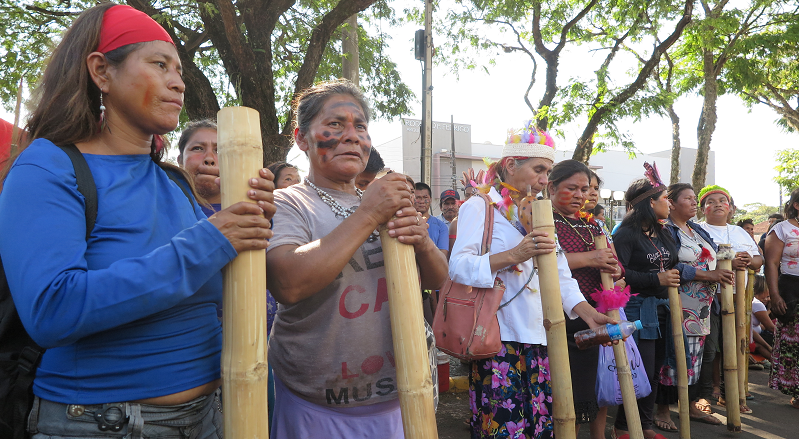 Mulheres rezam em frente a prefeitura de Guaíra: Foto: Comissão Guarani Yvyrupa - CGY