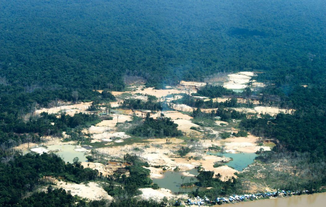 Garimpo na região do alto rio Uraricuera, dentro da TI Yanomami. Foto: arquivo Funai