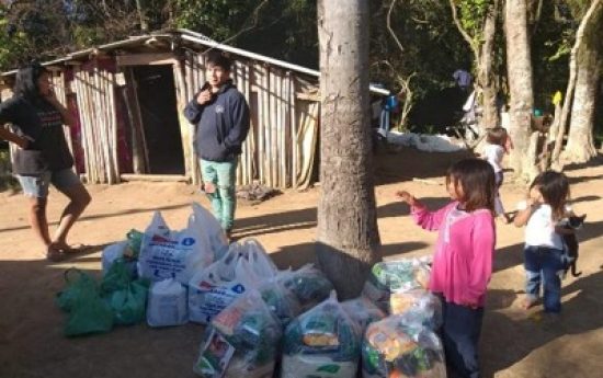 Doações ao acampamento Kaingang em Mafra, SC. Foto:  Pastoral Indigenista Diocese de Joinville