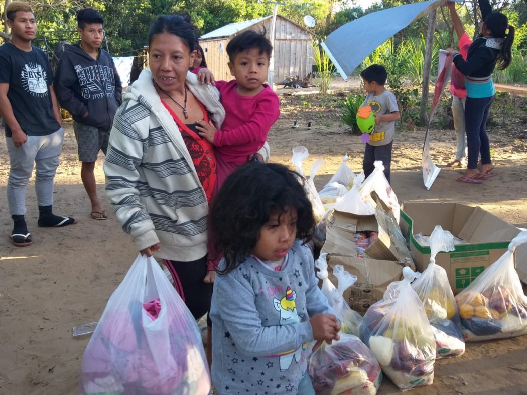 As crianças são as mais afeitadas com a falta de alimento, chegando s situação de desnutrição. Registro do Povo Mbya Guarani em Itapuã, no Rio Grande do Sul, recebendo os kits. Foto: Regional Sul do Cimi 