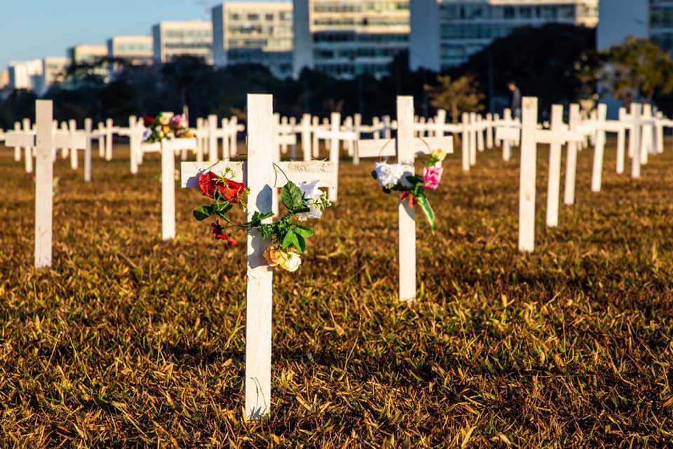 Em junho, quando o Brasil ultrapassou as 50 mil mortes, mil cruzes foram colocadas em frente Congresso Nacional, em Brasília. Foto: Mídia Ninja