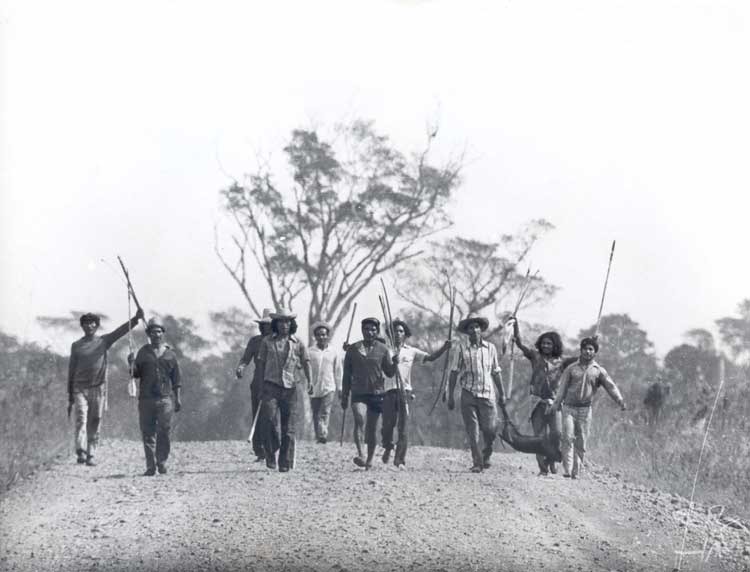 Nelson Xangrê e o povo Kaingang, em meio às lutas pela retomada de seu território tradicional, em 1978. Foto: Ricardo Chaves/arquivo pessoal