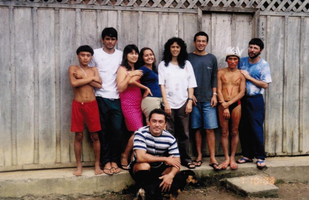 À direita, Geraldo - ou Totori - junto a amigos e amigas, em frente à casa que servia como escola e na qual ele dava aulas aos indígenas, na Missão Xitei, interior da TI Yanomami, em 2005. Foto: Adriana Huber/Cimi Norte 1