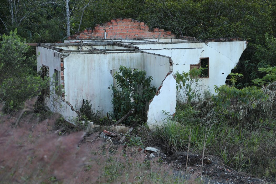 Casa entregue pelo plano de mitigação já destruída pela erosão do solo: foram construídas nas margens de barrancos e em terreno instável. Foto: Renato Santana/Cimi
