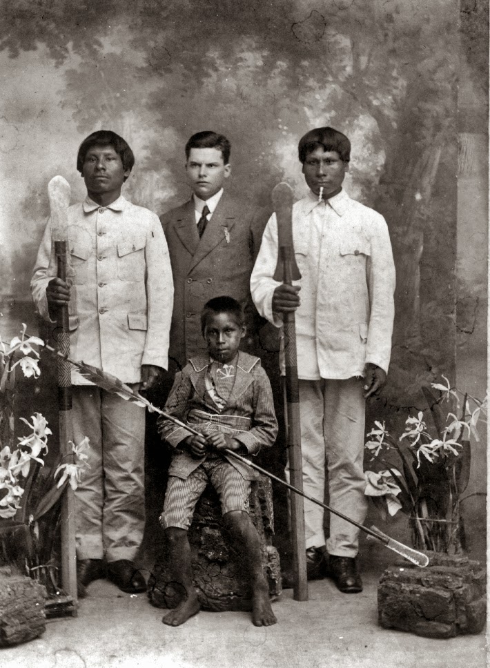 O chefe do Posto Indígena Duque de Caxias, Eduardo de Lima e Silva Hoerhann, ao lado dos Xokleng, então chamados pelos não-indígenas de “botocudos”. Foto: J Rulhand/acervo do Arquivo Histórico José Ferreira da Silva (AHJFS)