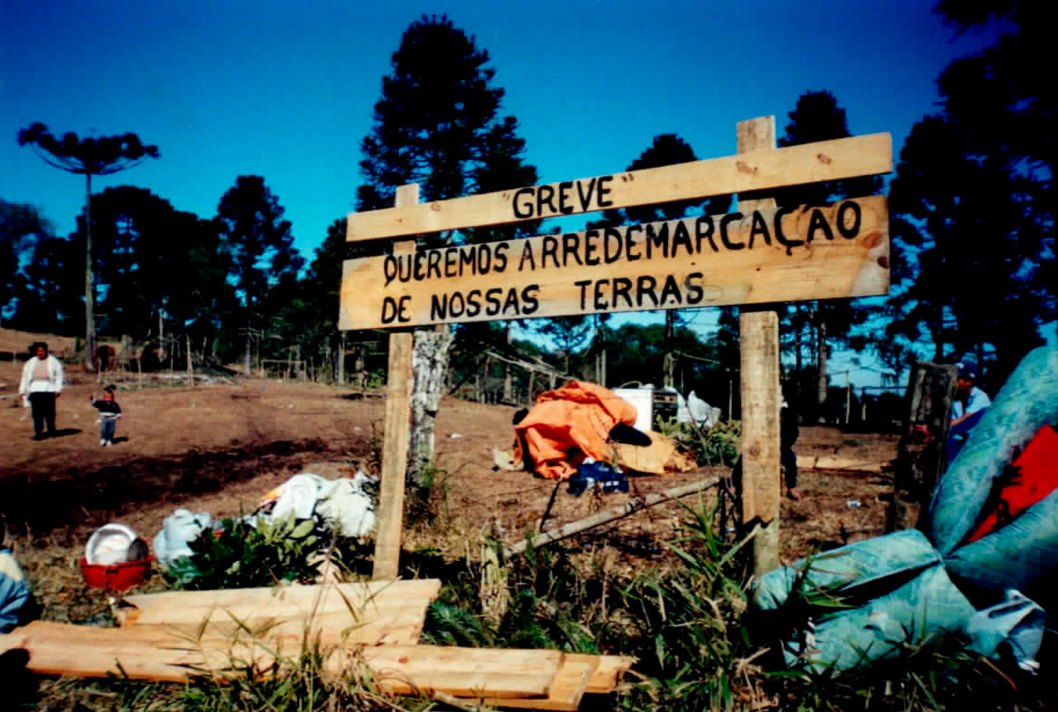 Protesto do povo Xokleng pela demarcação do território, no ano 2000. Foto: Clóvis Brighentti/Cimi