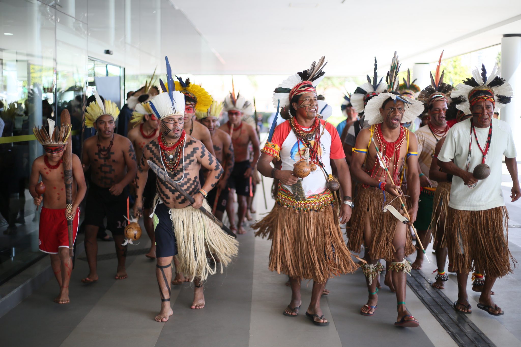 Povos Pataxó, Tupinambá e Kaingang em manifestação em Brasília. Foto: Guilherme Cavalli/Cimi