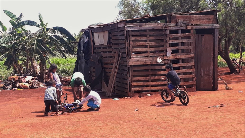 WR brincando com seus irmão na aldeia. Foto: Lídia Farias / Cimi Regional Mato Grosso do Sul