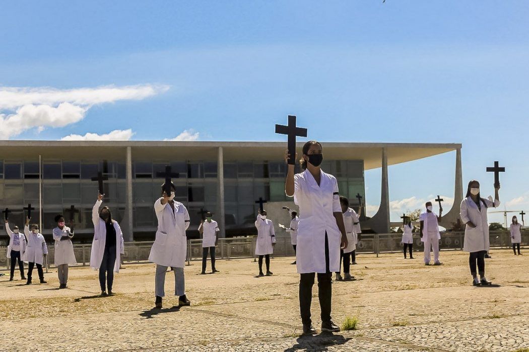 Ato de enfermeiros, enfermeiras, técnicos e técnicas de enfermagem em frente ao Palácio do Planalto, em Brasília, em maio do ano passado, em luto pelos profissionais de saúde mortos pela covid-19. Foto: Scarlett Rocha/Mídia Ninja