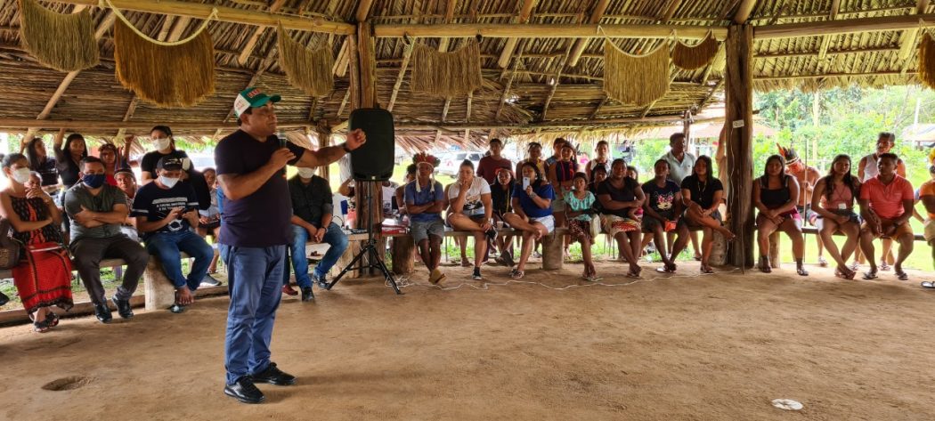 Na TI Alto Rio Guamá, indígenas do povo Tembé reuniram-se com a Comissão de Direitos Humanos da Assembleia Legislativa do Pará e relataram detalhes sobre o assassinato de Isac Tembé. Foto: Lilian Campelo/Ascom dep. Carlos Bordalo