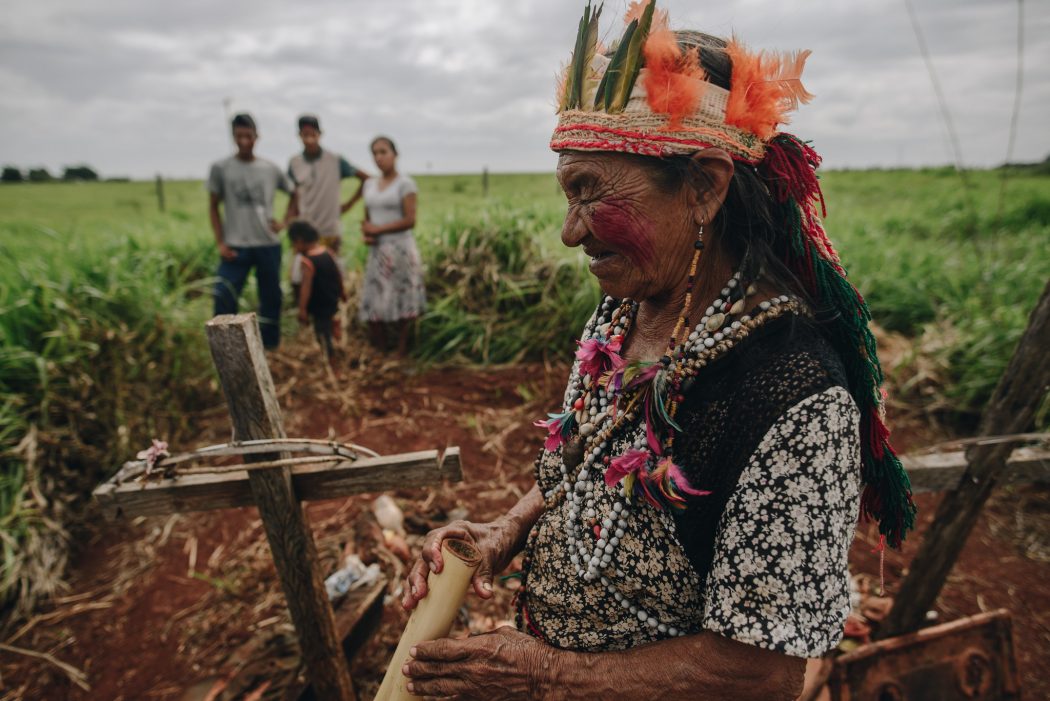 Dona Miguela, anciã do tekoha Guyraroka, durante visita da CIDH ao território, em 2018. Foto: Christian Braga/CIDH