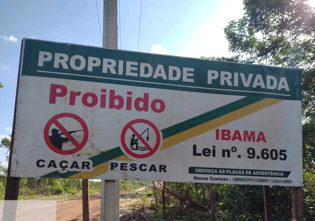 Placa registrada em novembro de 2020, na entrada de uma fazenda sobreposta à TI Porquinhos dos Canela-Apãnjekra. Certificada por uma empresa, a área é utilizada para o plantio de soja. Foto: Cimi Regional Maranhão