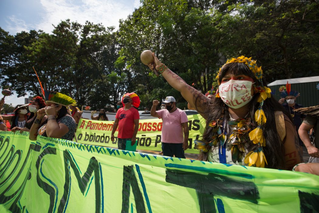 Manifestação indígena em frente ao Ministério do Meio Ambiente, em Brasília (DF), em abril de 2021. Foto: Tiago Miotto/Cimi