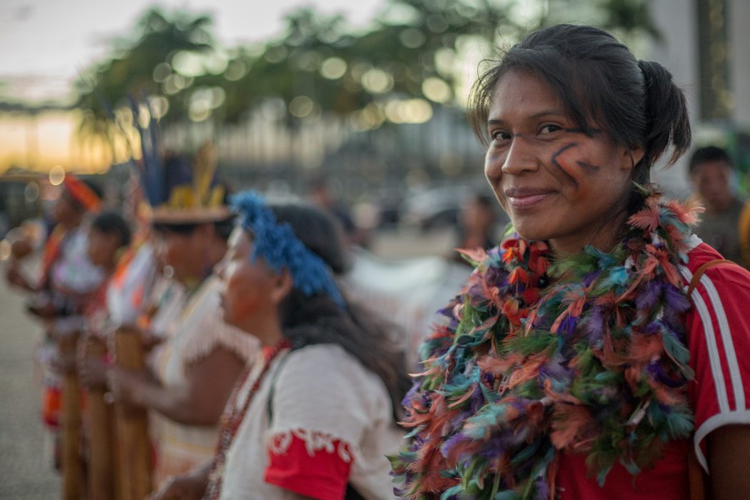 Erileide Domingues, da TI Guyraroka, em vigília do povo Guarani Kaiowá em frente ao STF. Foto: Tiago Miotto/Cimi