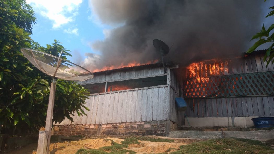 Garimpeiros atacaram aldeia e incendiaram a casa da liderança Munduruku Maria Leusa Kaba. Foto: povo Munduruku