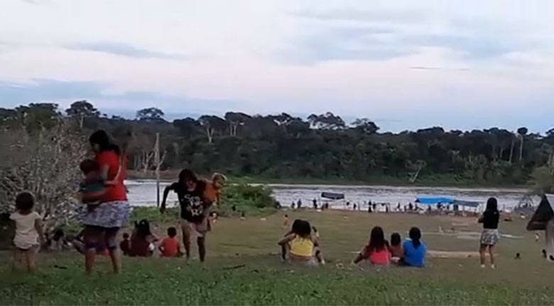 Momento do ataque de garimpeiros contra a aldeia Palimiu,no dia 10 de maio, registrado em vídeo pela comunidade Yanomami. Foto: reprodução