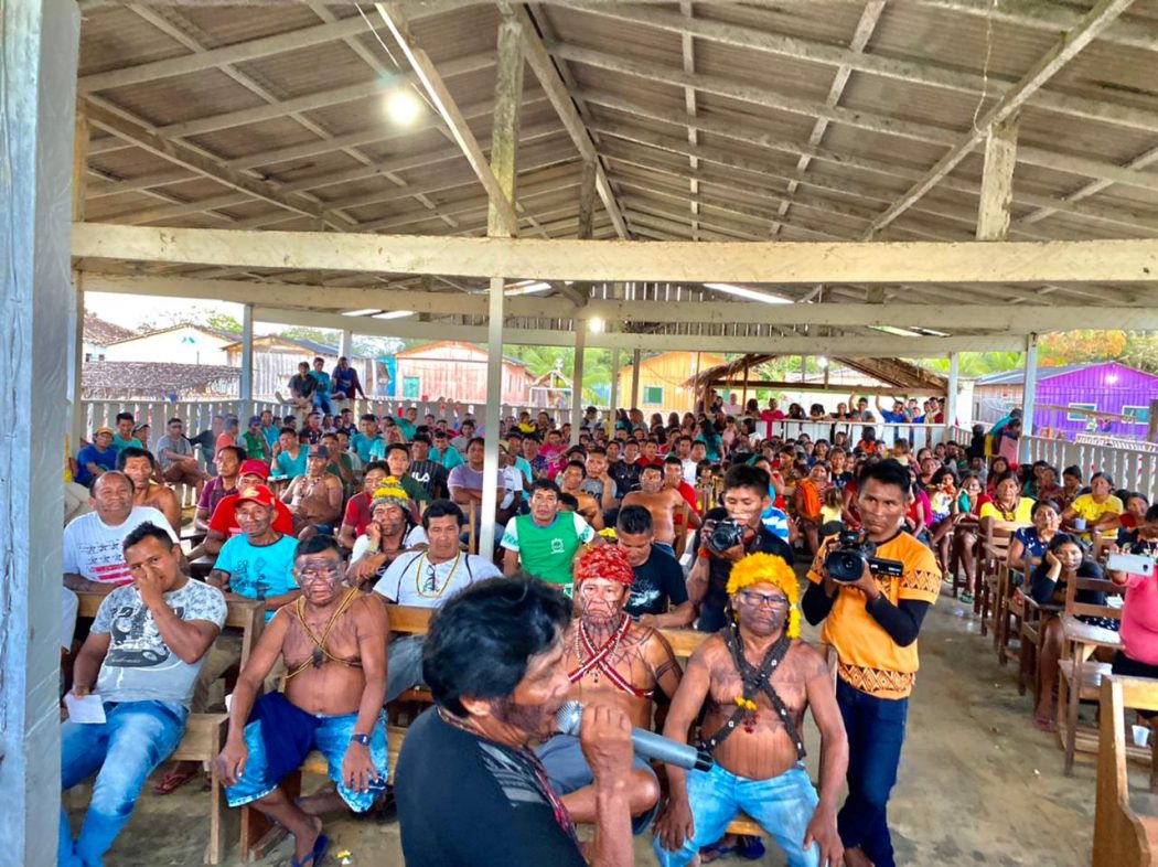 Povo Munduruku em assembleia. Foto: movimento Munduruku Ipereg Ayu