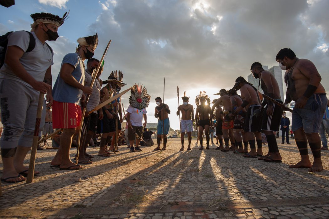 Cantos durante ato em defesa dos direitos constitucionais indígenas em frente ao STF, em Brasília, no dia 11 de junho. Foto: Tiago Miotto/Cimi