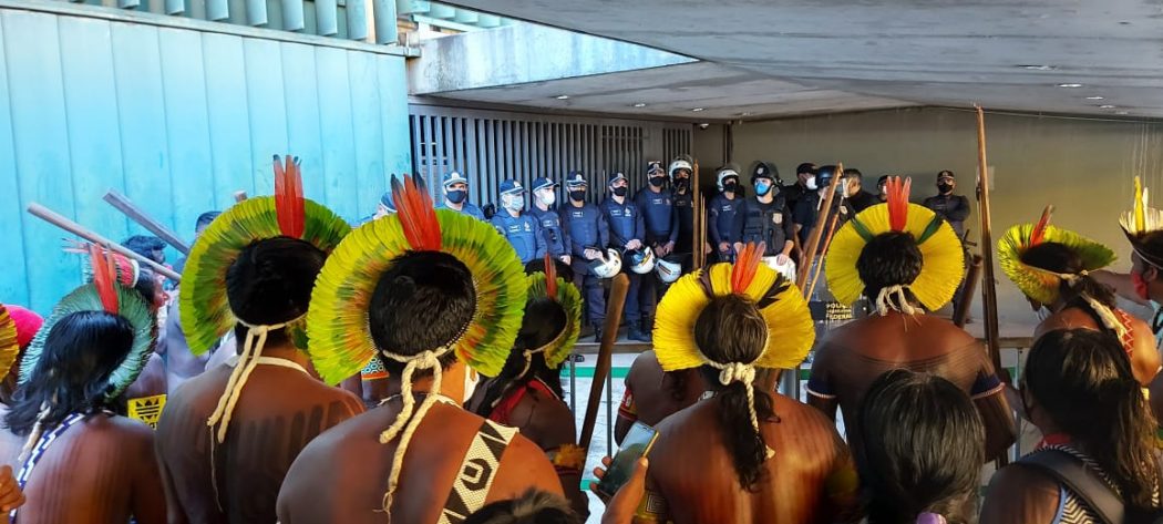 Do lado de fora da CCJC, enquanto parlamentares decidiam não retirar o PL 490 de pauta, indígenas manifestavam-se contra o projeto, cercados por forte aparato policial. Foto: Adi Spezia/Cimi