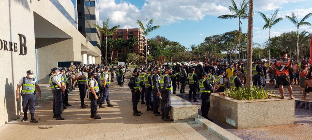 Enorme contingente policial bloqueava entrada da sede da Funai. Os cerca de 800 indígenas presentes em Brasília sequer foram ouvidos pelo presidente do órgão que deveria prestar assistência aos povos originários. Foto: Adi Spezia/Cimi