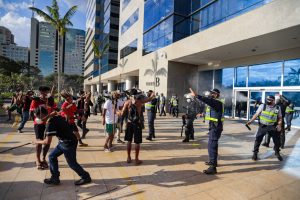 Além de não serem recebidos na Funai, indígenas foram atacados com bombas e spray de pimenta por policiais que bloqueavam entrada do prédio, em Brasília. Foto: Mídia Ninja