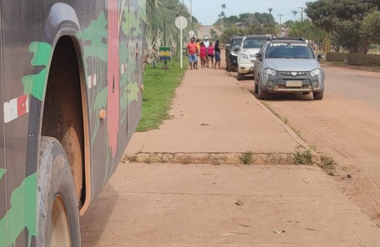 Indígenas denunciam que o ônibus que levaria os Munduruku à Brasília foi atacado, teve seus pneus furados e o motorista foi ameaçado pelos garimpeiros. Foto: reprodução