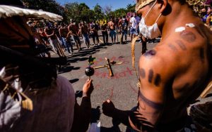 Bolsonaristas e ruralistas aprovam projeto que abre caminho a novo genocídio indígena