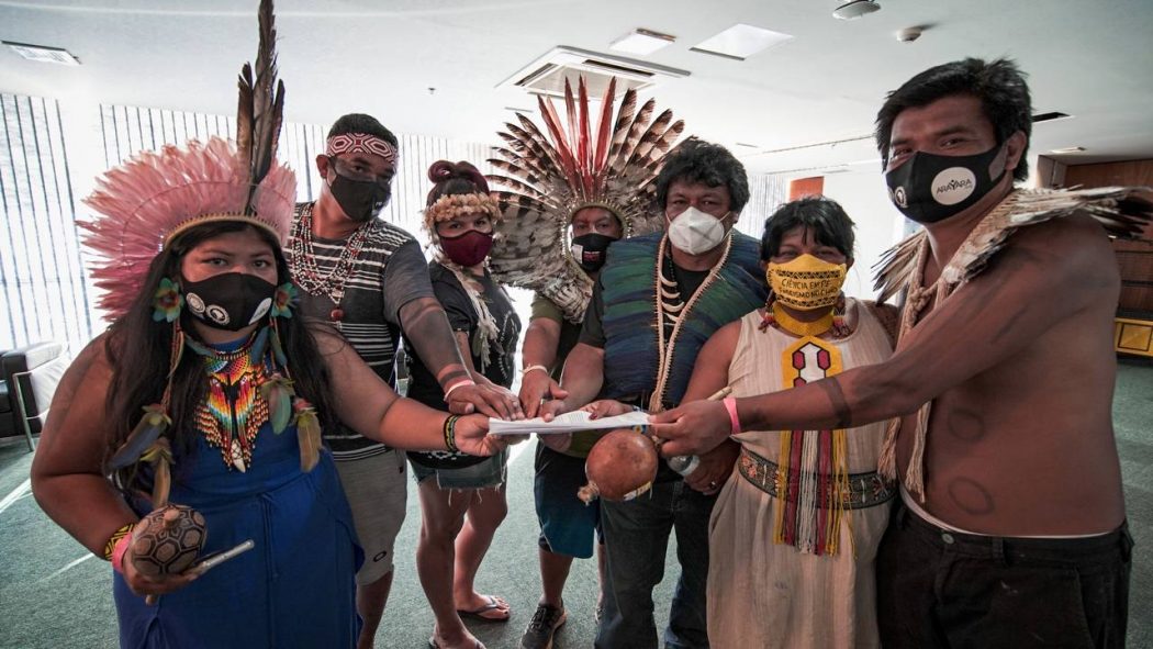 Lideranças realizaram o protocolo da carta em apoio aos povos indígenas no STF nesta quinta (24). Foto: Erick Terena/Mídia Índia