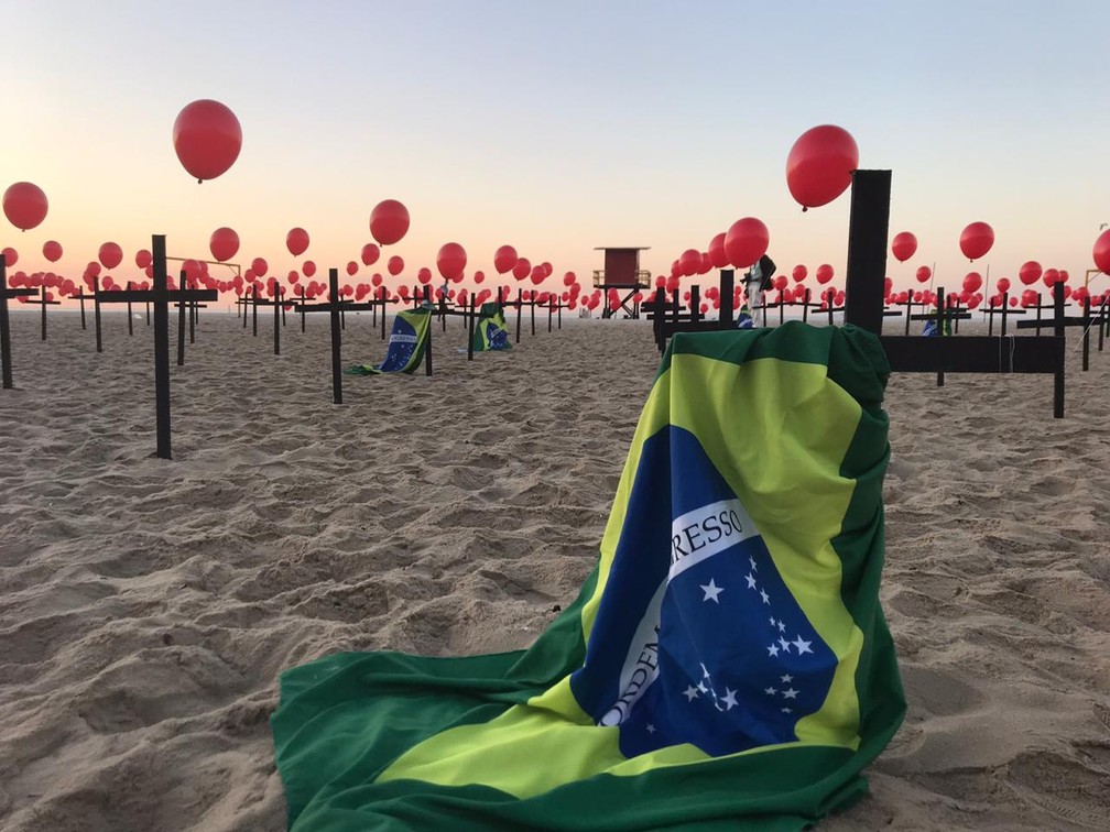 Ato em homenagem às primeiras cem mil vítimas da covid-19 no Brasil, em Copacabana, Rio de Janeiro. Foto: Rio de Paz/divulgação