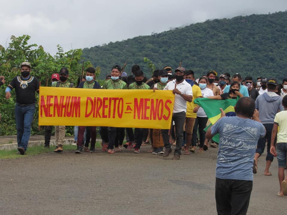 No dia 7 de julho, em Roraima, indígenas das regiões Surumu e Serras manifestaram-se contra o PDL 28/2019, bloqueando temporariamente a BR-433. Foto: Caíque Souza/CIR e Ericiene Oliveira e Heslen Silva/rede Wakywai