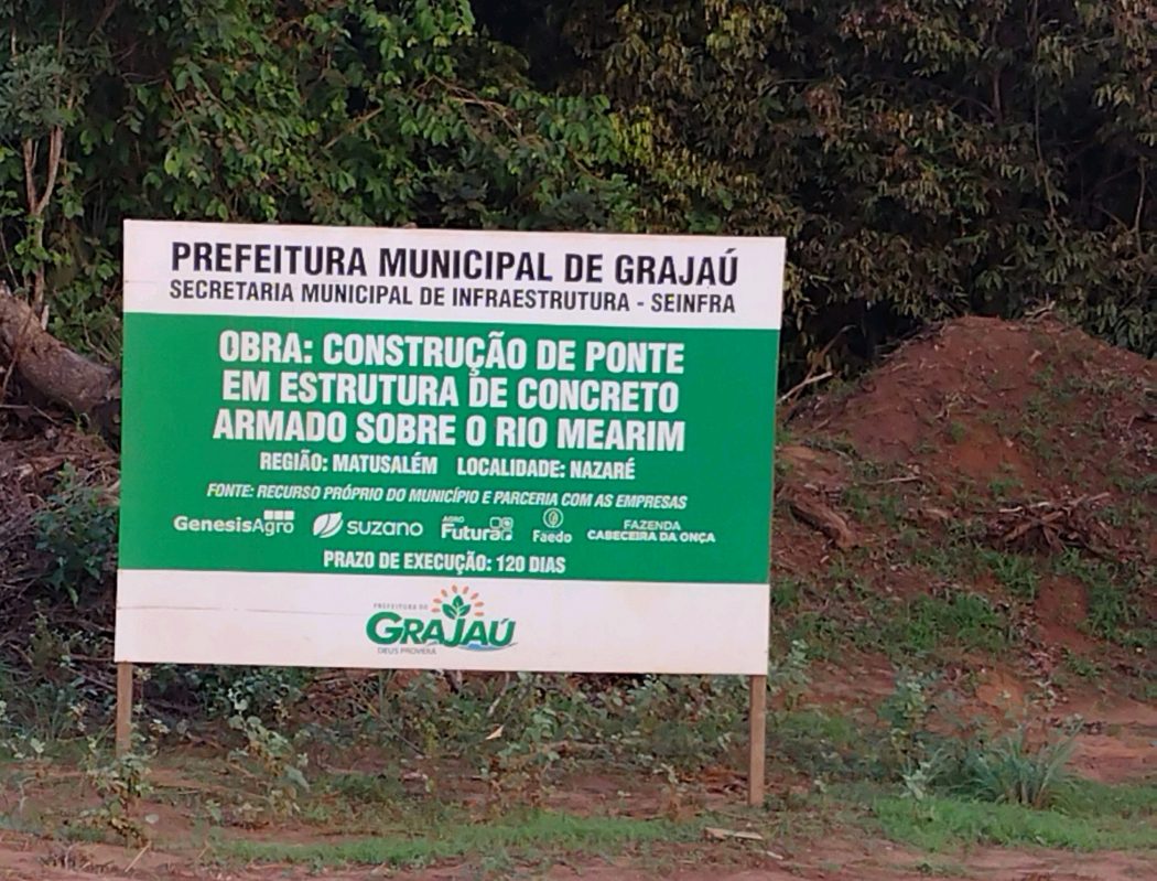 Placa da obra de uma ponte sobre o rio Mearim, que limita a TI Bacurizinho. A obra é parte de uma rede de infraestrutura utilizada pelas empresas e fazendeiros para escoar a produção de soja da região. Foto: Cimi Regional Maranhão