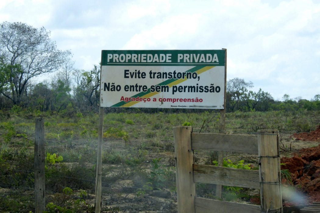 Placa na entrada de uma fazenda na TI Porquinhos dos Canela Apãnjekra, a mais afetada pela certificação de propriedades privadas no Maranhão. Foto: Cimi Regional Maranhão