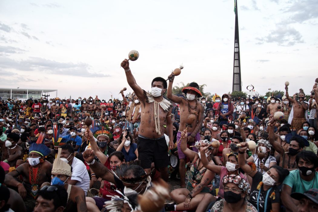 Em foto, é possível ver uma multidão de povos indígenas em ato contra o Marco Temporal.