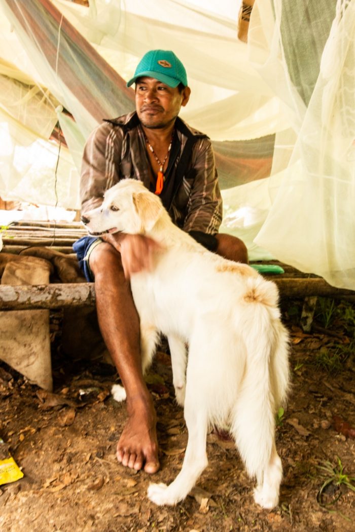 Índio Apalai e o cachorro Menino. Ele faz fretes para garimpeiros. Foto: Cris Ávila