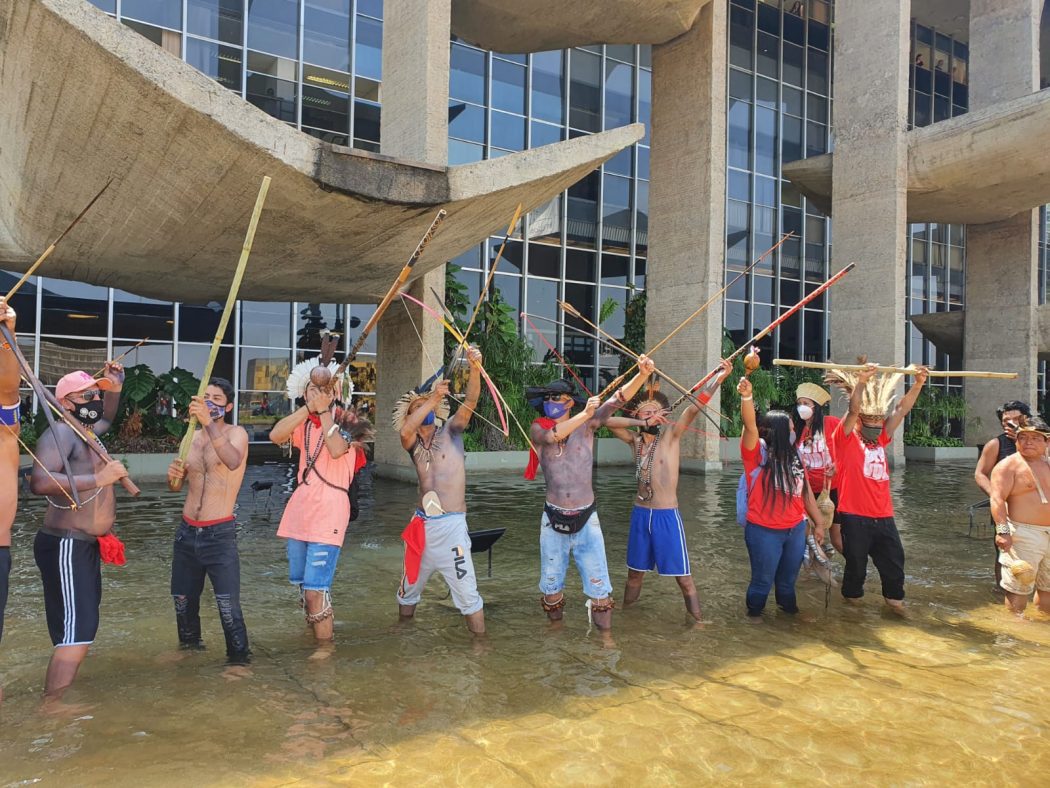 Depois de passar pelo Congresso e pelo Palácio do Planalto, indígenas realizaram manifestação por demarcação de terras no espelho d'água do Ministério da Justiça. Foto: Marina Oliveira/Cimi