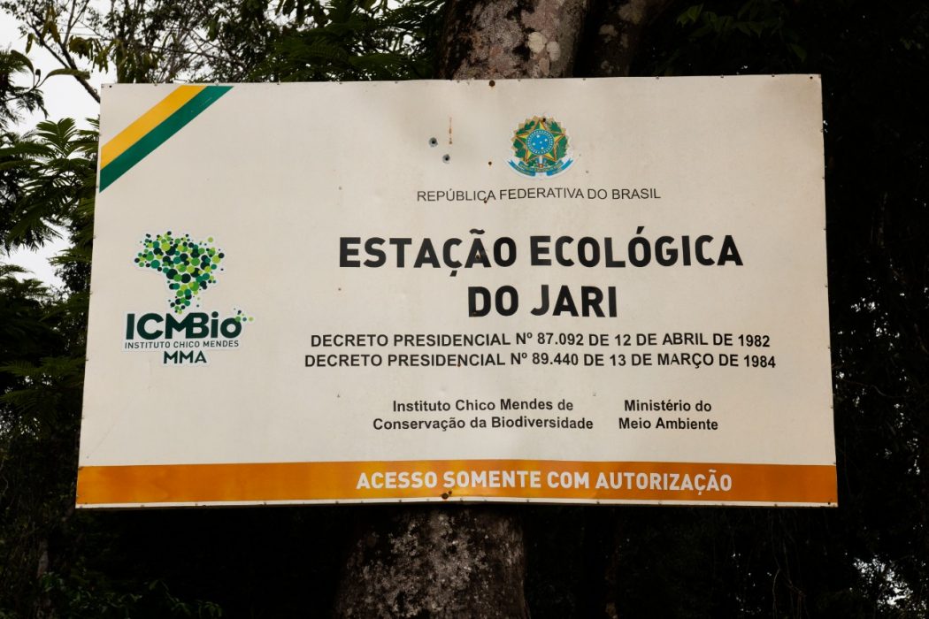 Tiros na placa da unidade de conservação, proibida a visitantes, são desaforo ao ICMBio. Foto: Cristina Ávila