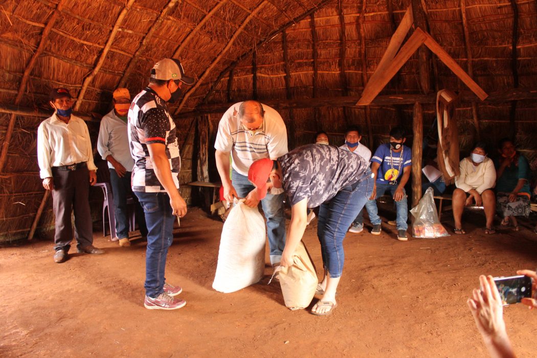 Sementes crioulas e agroecológicas são entregues aos Guarani e Kaiowá da Terra Indígena Rancho do Jacaré, no MS. Foto: Mateus Quevedo