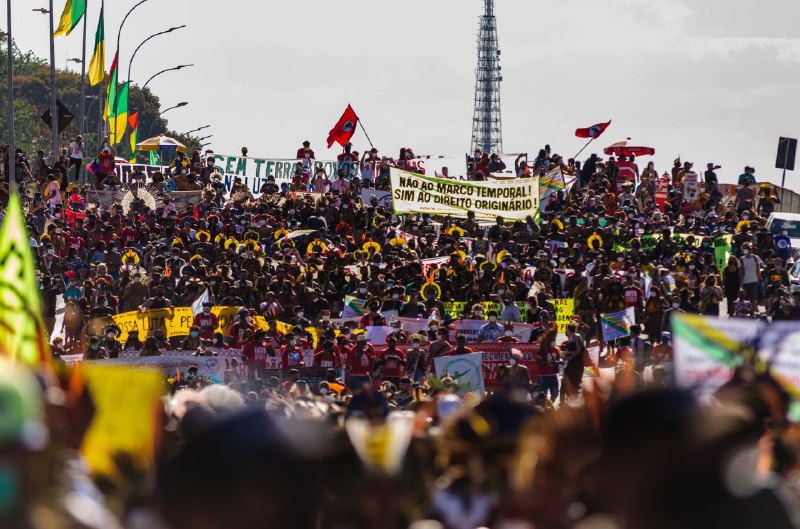 Cerca de seis mil indígenas formaram uma enorme marcha até a Praça dos Três Poderes, onde acompanharam a sessão do STF. Foto: Matheus Veloso/Mídia Ninja