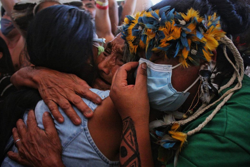 Emoção do povo Xokleng após voto favorável do ministro Edson Fachin. Indígenas acompanharam votação do acampamento da II Marcha Nacional das Mulheres Indígenas, em Brasília. Foto: Marina Oliveira/Cimi