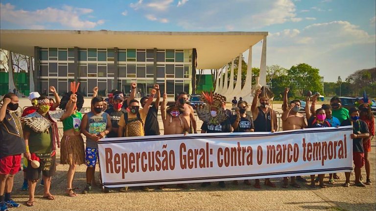 Cerca de 150 lideranças indígenas acompanharam o julgamento em frente ao STF nesta quarta (15). Foto: Hellen Loures/Cimi