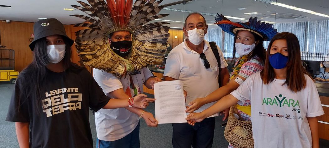 Lideranças indígenas protocolaram carta no STF nesta quinta (16) pedindo a Moraes que devolva voto vista sobre demarcações e diga não ao marco temporal. Foto: Adi Spezia/Cimi