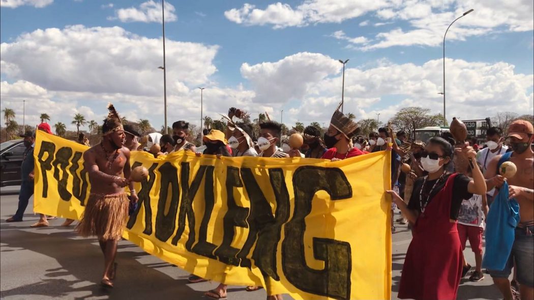 Povo Xokleng na marcha em direção à Praça dos Três Poderes, em Brasília, onde cerca de 1200 indígenas acompanharam a sessão do STF no dia 2 de setembro. Foto: Hellen Loures/Cimi