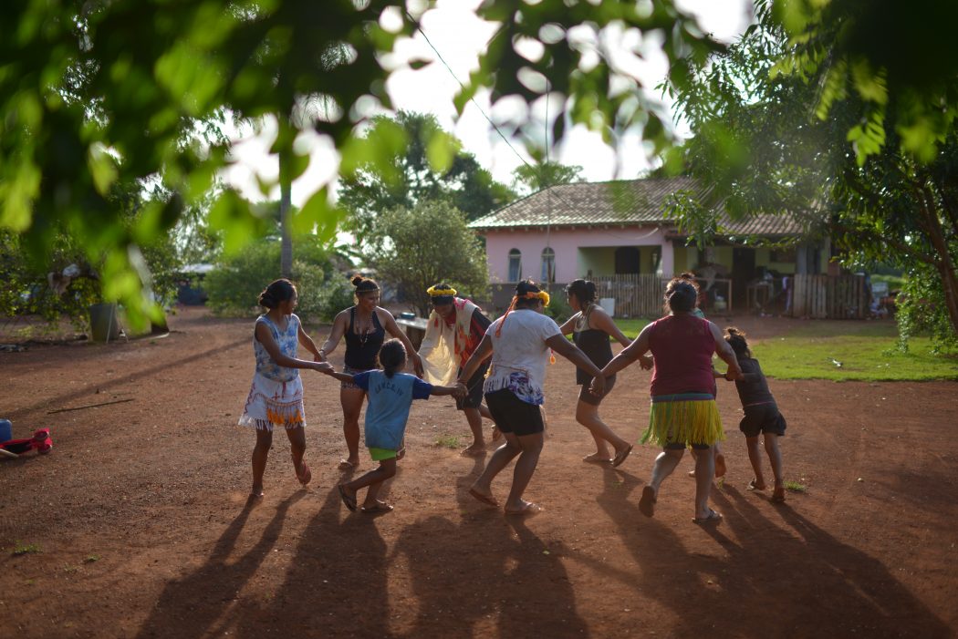 Mulheres, jovens e crianças Guarani Kaiowá dançam guaxire no tekoha Laranjeira Ñande Ru II, retratado no documentário Tempo de Guavira. Foto: Lucas Landau
