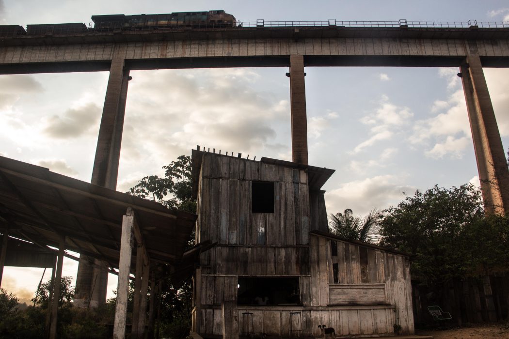 Piquiá de Baixo é um dos primeiros bairros de Açailândia, Maranhão, Brasil. Desde 2004, os residentes têm denunciado a poluição excessiva proveniente da mineração. Foto: Marcelo Cruz