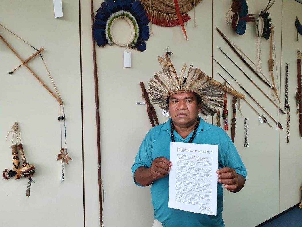 Luis Salvador Kaingang, liderança indígena do Rio Grande do Sul, com o documento contra os arrendamentos protocolado na Sexta Câmara do MPF. Foto: Marina Oliveira/Cimi
