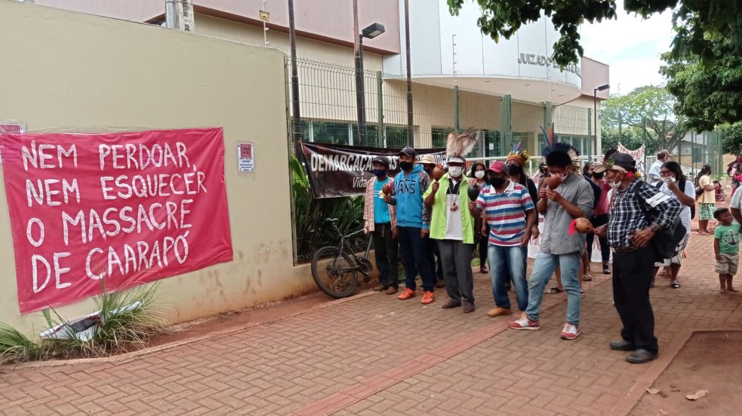 Primeiro dia de audiências no julgamento do massacre de Caarapó, cinco anos após denúncia contra fazendeiros, foi marcado pelas manifestações do povo Guarani e Kaiowá e de apoiadores. Foto: Leda Vieira de Souza/Cimi Regional Mato Grosso do Sul